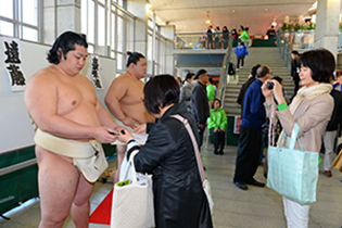 大相撲 巡業 スケジュール 一日の流れ 春春巡業 力士 宿 宿泊先 関取 横綱