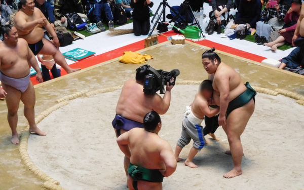 撮影用のカメラを奪って土俵上で撮影する天風関